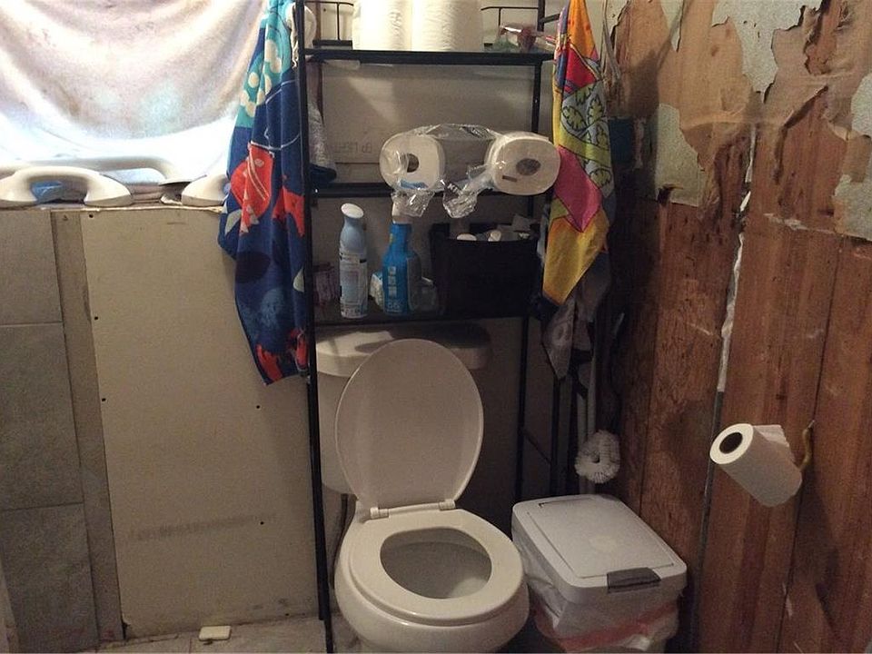 2nd image of 2324 Santa Maria St