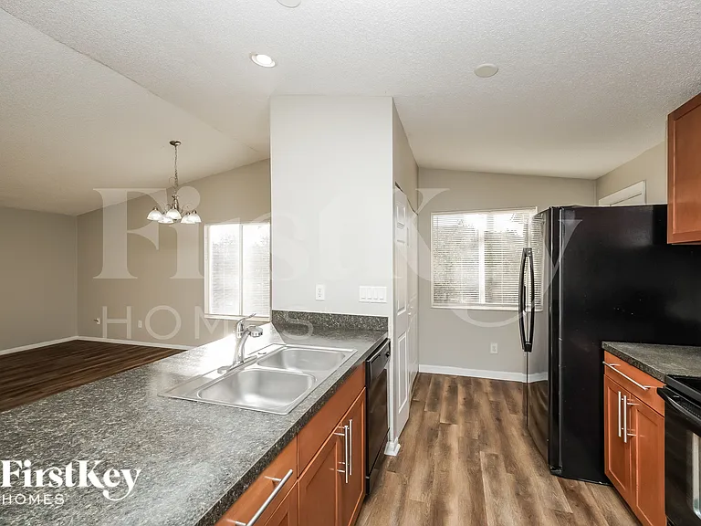 308 SW 13th St — Photo 6