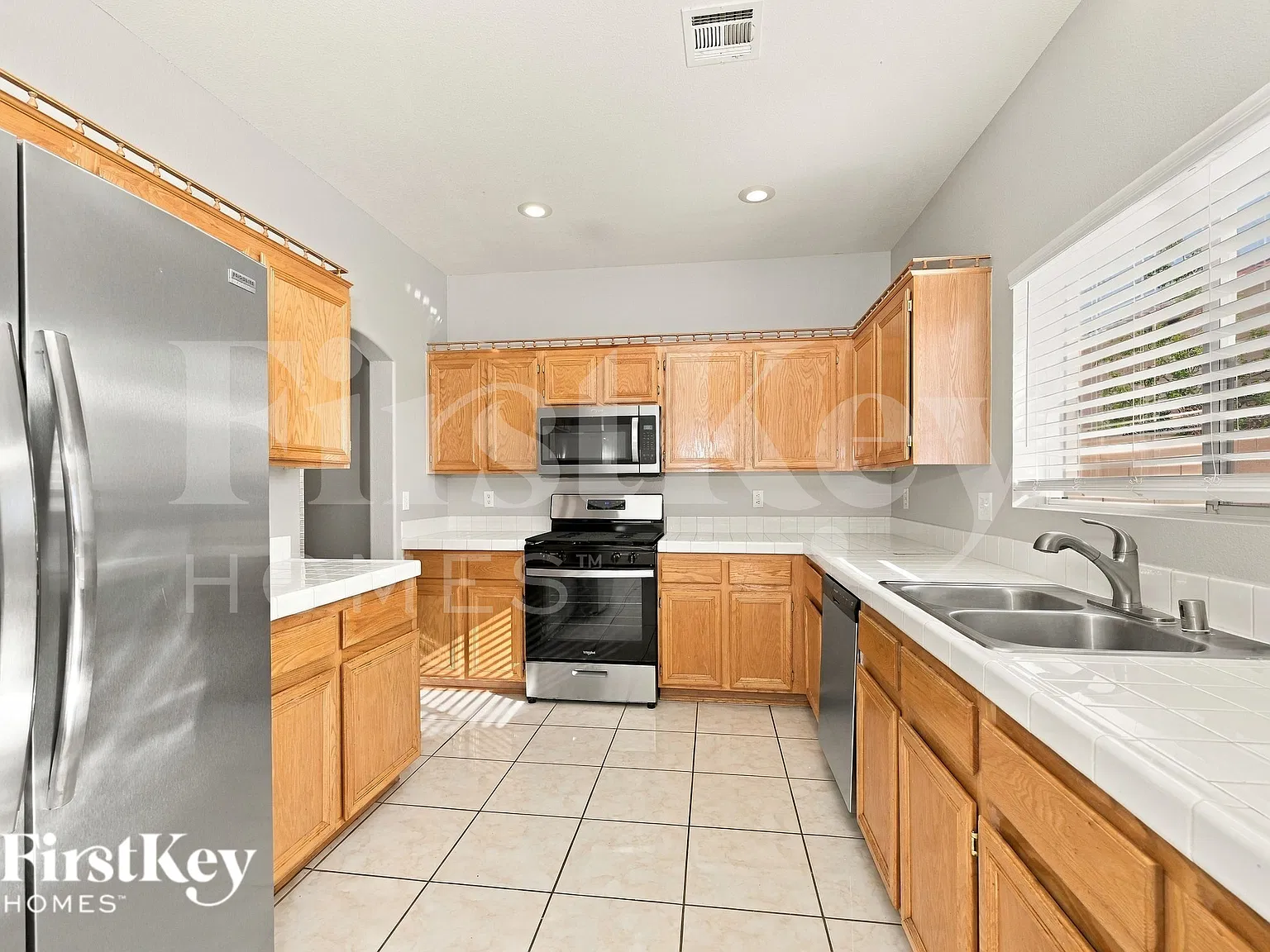 4 bed, 3.0 bath, 2316 sqft, $2,330 — Photo 4