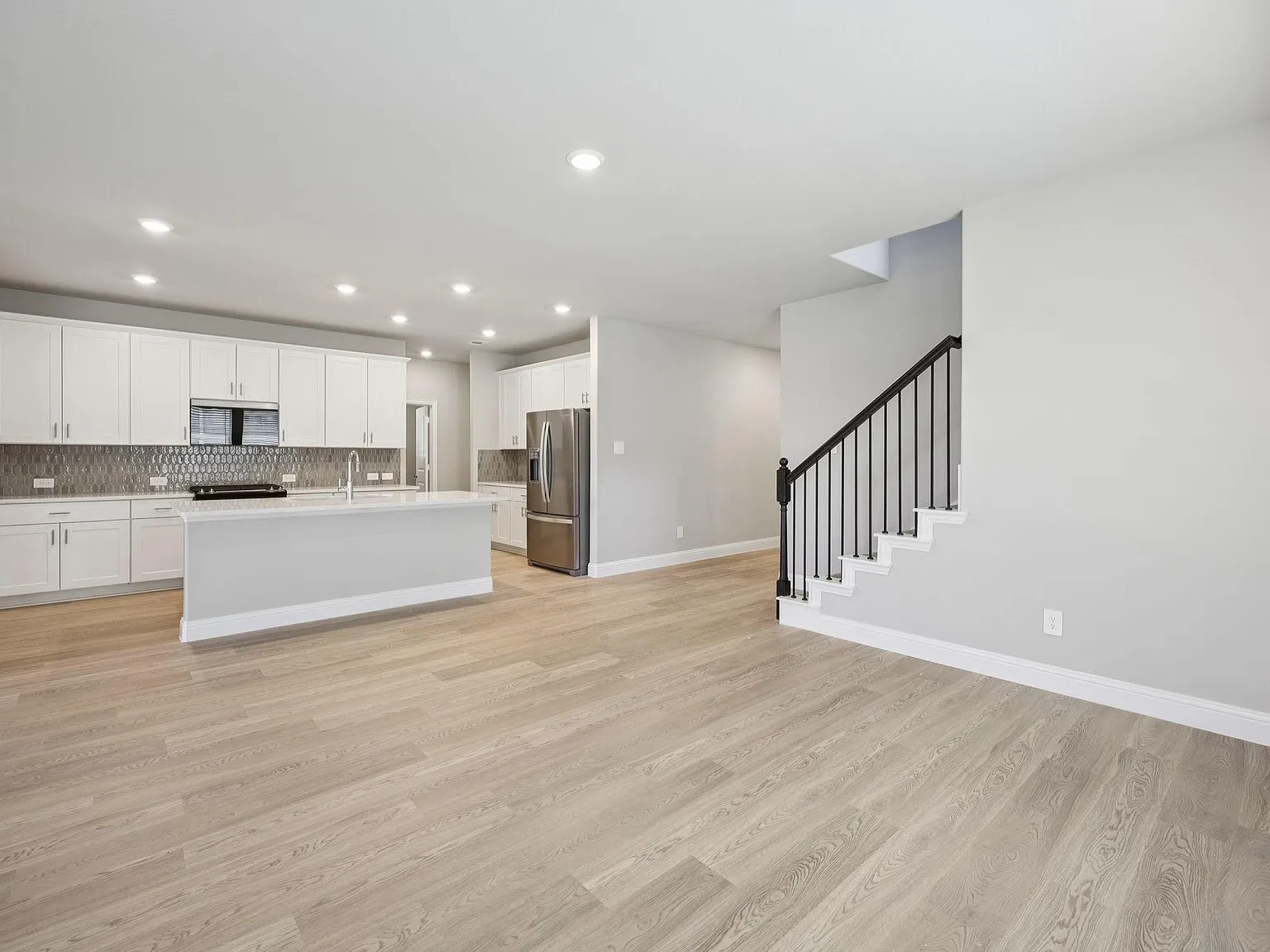 5 bed, 3627 sqft, $3,295 — Photo 2