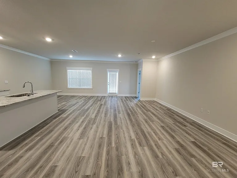1045 Hayward Loop — Photo 4