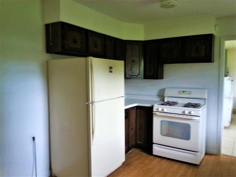 Eat-in Kitchen. Gas stove (natural gas). Refrigerator, gas range, dishwasher in kitchen.