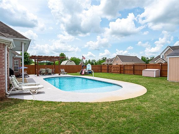 2nd image of 4521 Blue Ray Cir
