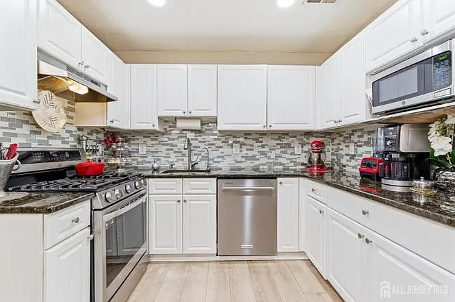 2 bed, 1056 sqft, $2,700 — Photo 3