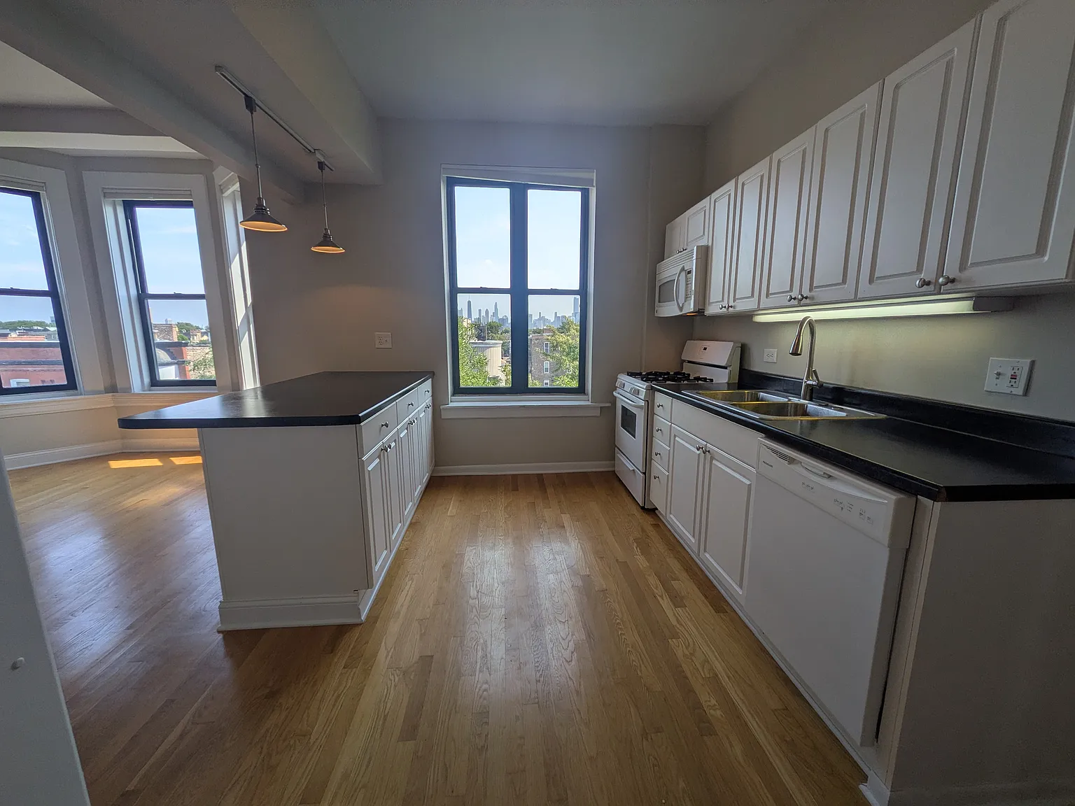 1 bed, 550 sqft, $1,750 — Photo 2