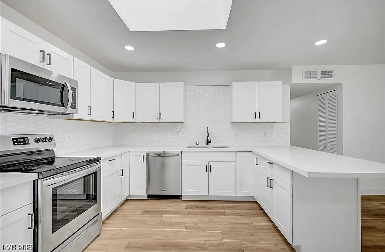 4 bed, 1274 sqft, $2,400 — Photo 2