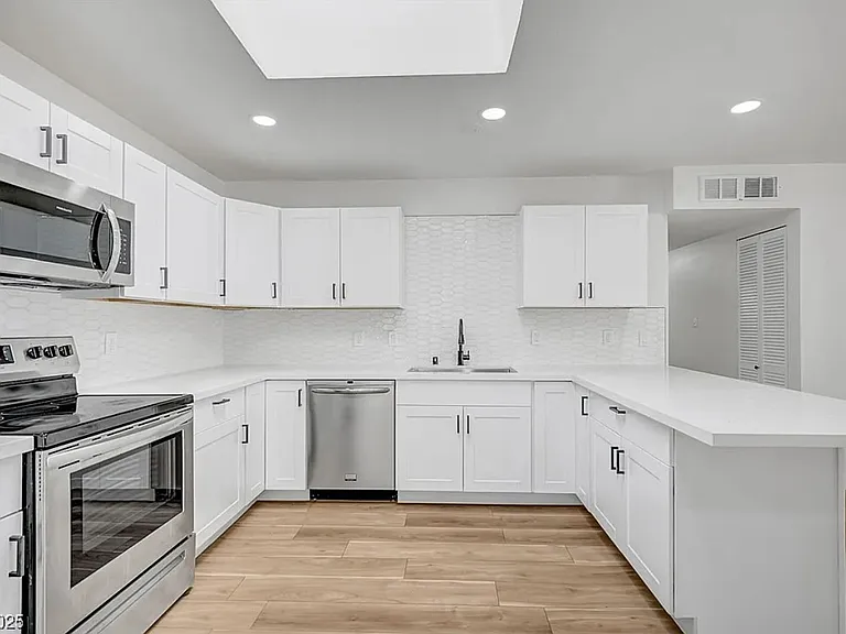 6520 Evergreen Ave — Photo 2