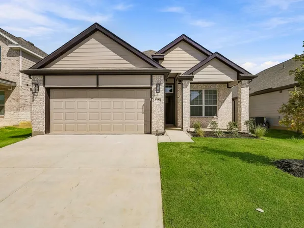 1120 Runway Rd, Fort Worth, TX 76131