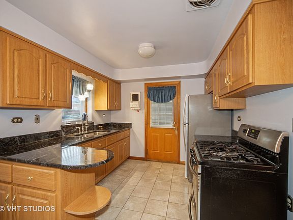 3rd image of 7229 N Oconto Ave