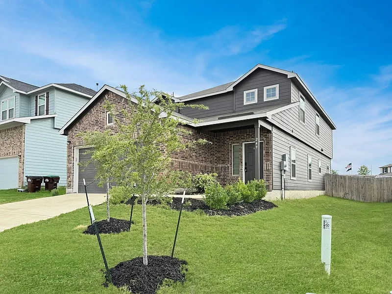 4 bed, 2.5 bath, 2628 sqft, $2,195 — Photo 4