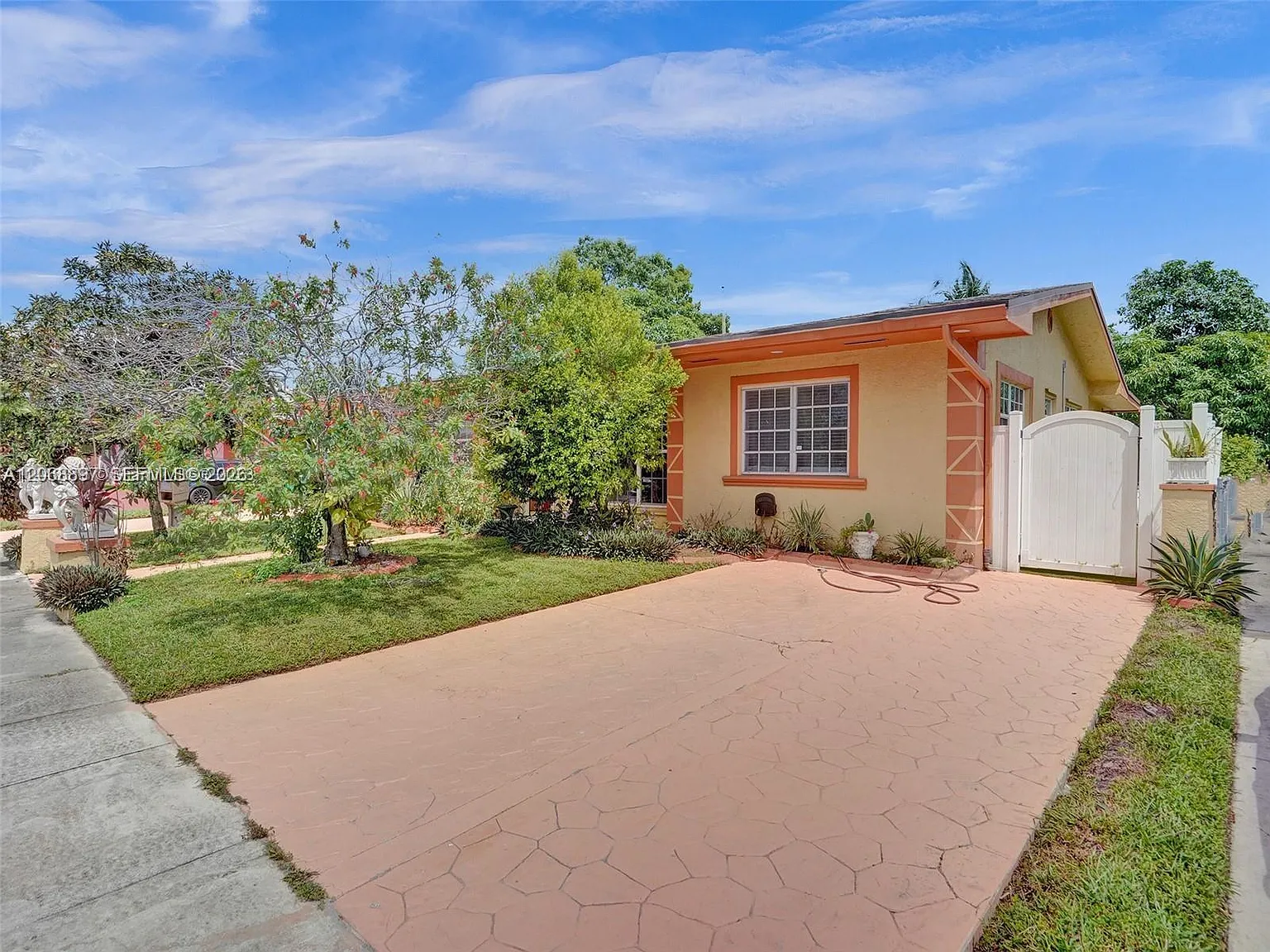 4 bed, 2233 sqft, $3,900 — Photo 2