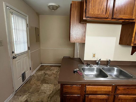 5th image of 611 Emerson Dr
