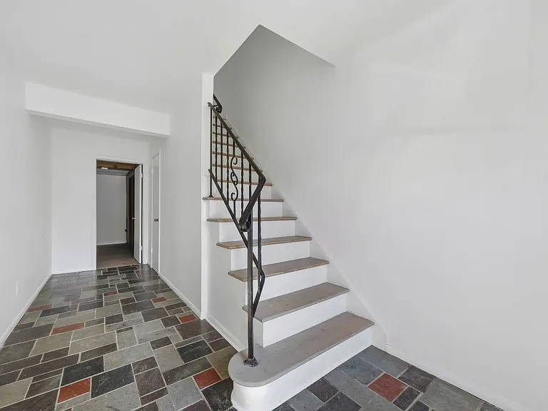 206 Chrystal Dr — Photo 3