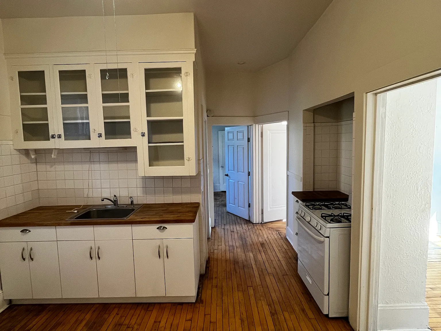 2 bed, 900 sqft, $1,300 — Photo 2
