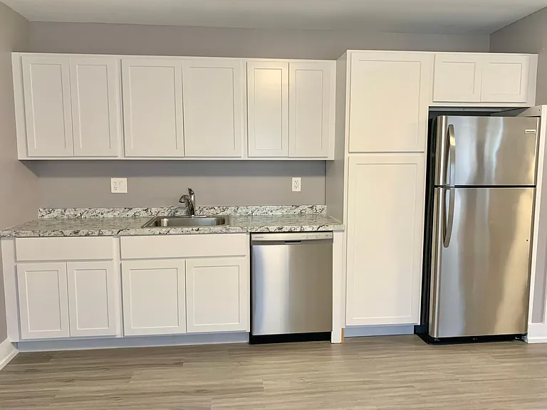 Highland House Apartments — Photo 23