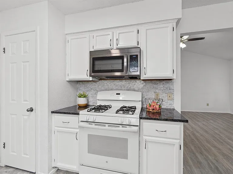 701 Riverwood Dr — Photo 15