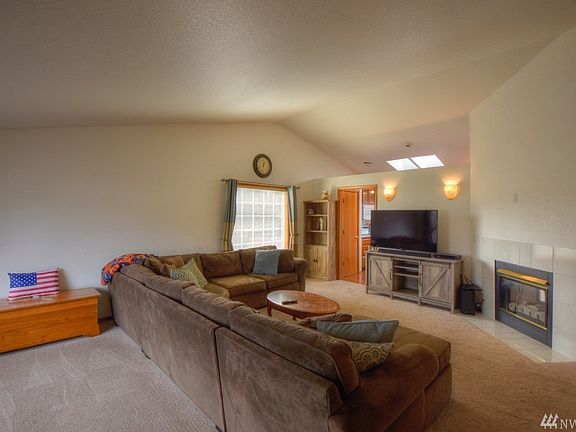 4th image of 1111 SE Scarlet Oak Dr