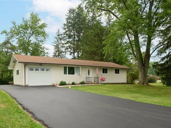 5633 Southside Dr, Hamburg, NY 14075