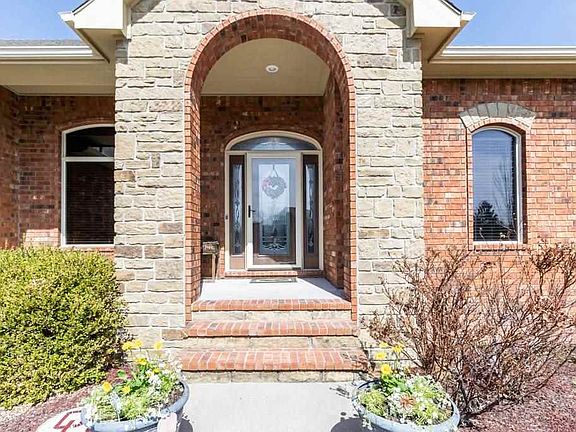 4th image of 610 E Crescent Lakes Dr