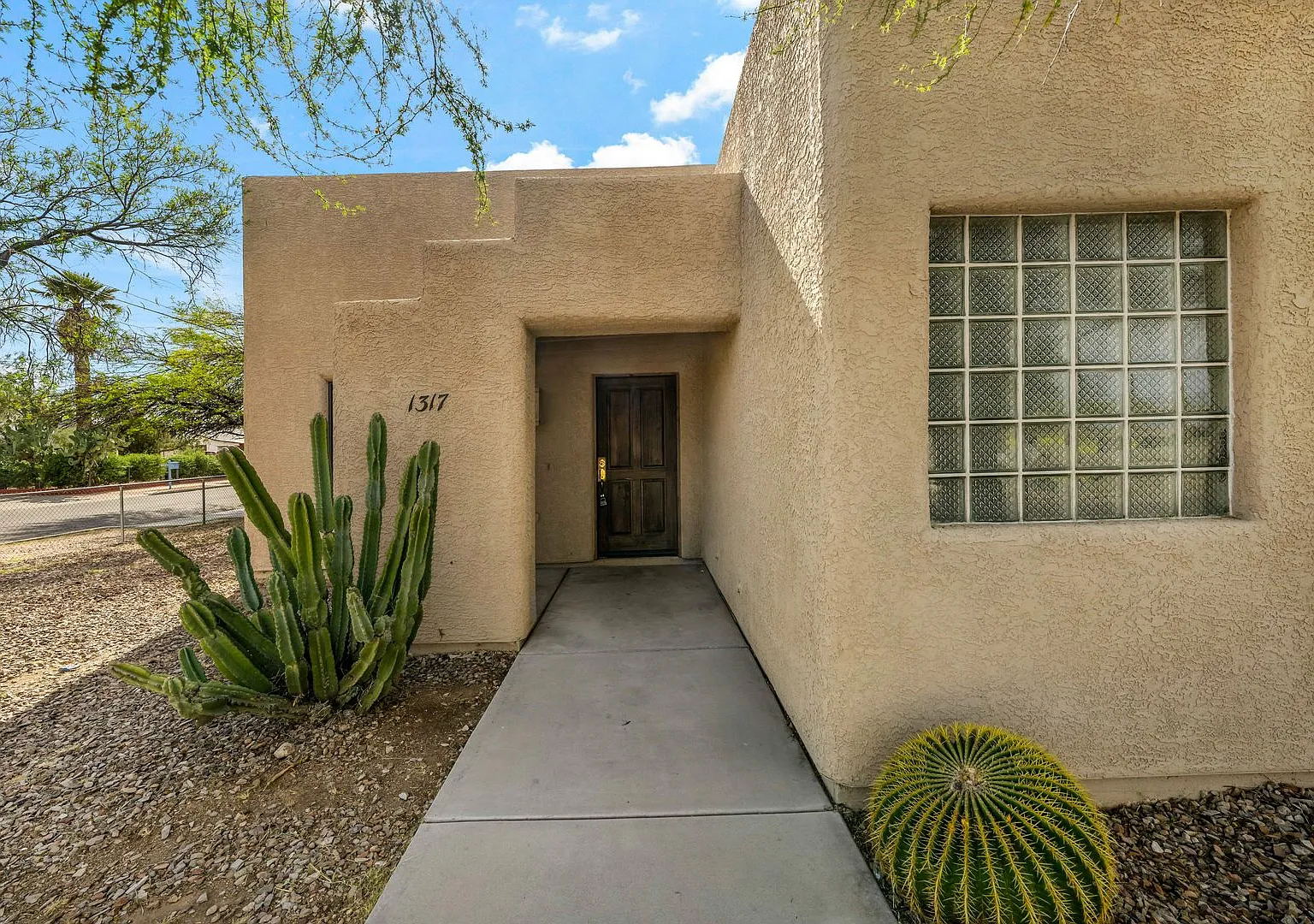 Large Home with 4 bedrooms in Central Tucson! — Photo 2