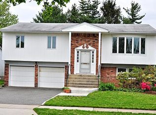 46 Valley Ln W, Valley Stream, NY 11581