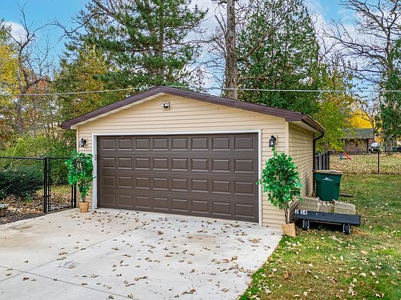 2nd image of 4215 Oaklane Rd