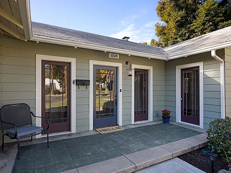 1652 Paloma St — Photo 2