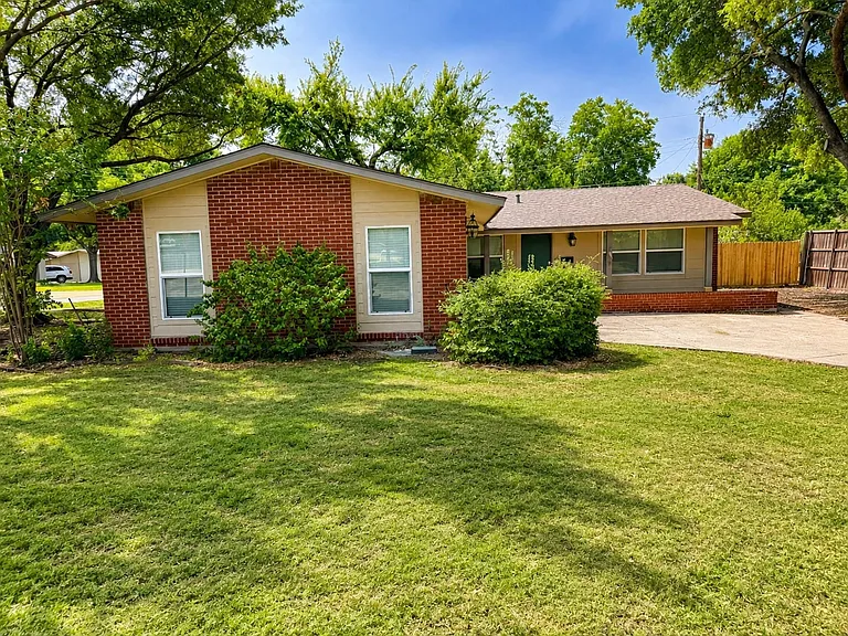 901 Melrose Dr — Photo 2