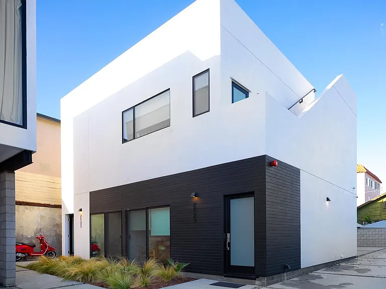 2121 Scott Ave — Photo 1