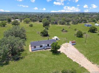 203 Eagle Ridge Dr, Floresville, TX 78114