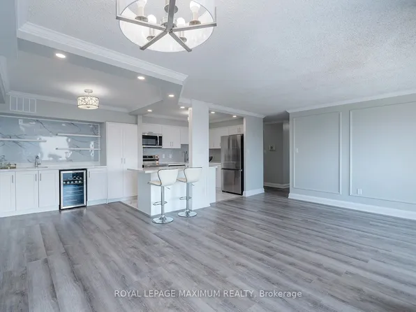 50 Elm Dr E #1205, Mississauga, ON L5A 3X2