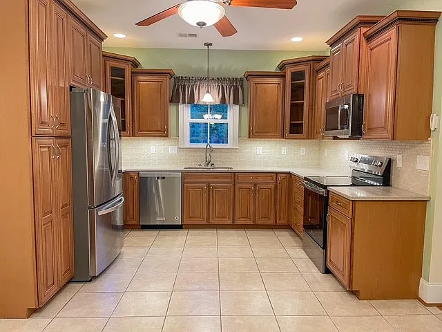 3 bed, 2.5 bath, 2070 sqft, $3,000 — Photo 2