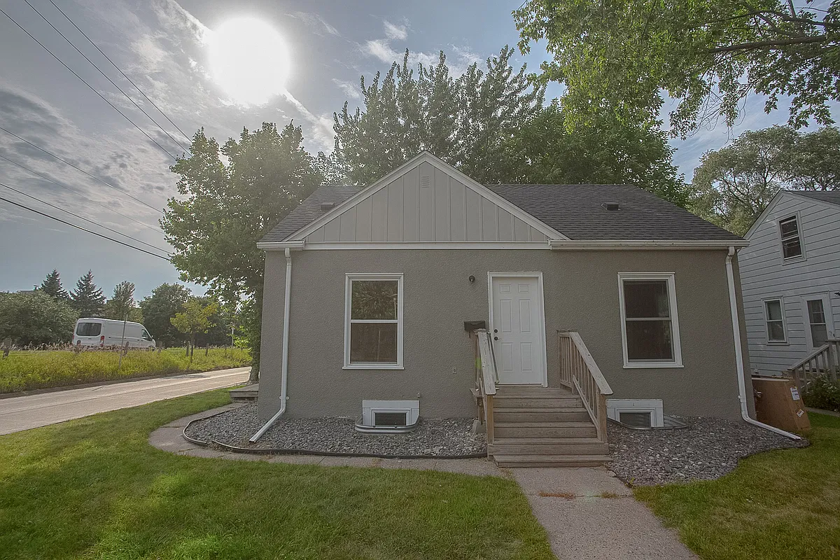 5 bed, 2200 sqft, $2,900 — Photo 1