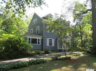 17 Central Dr, Port Washington, NY 11050