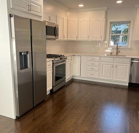 4th image of 239 Luddington Ave