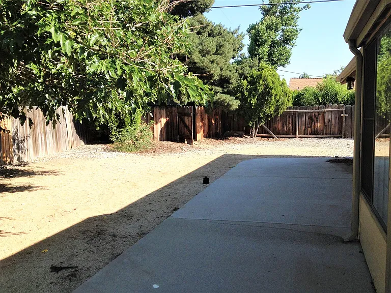 4000 Lakeside Dr — Photo 25