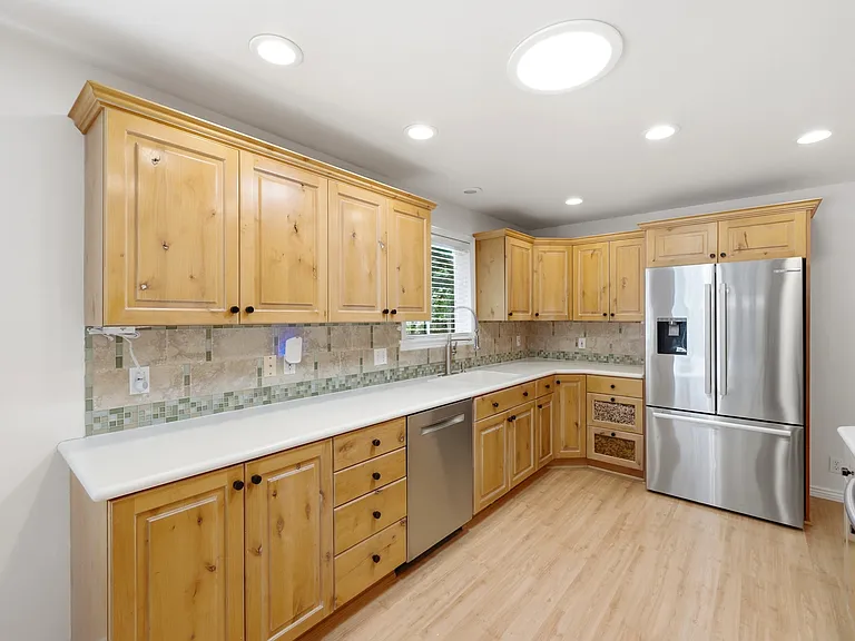 2480 Eastbourne Dr — Photo 7