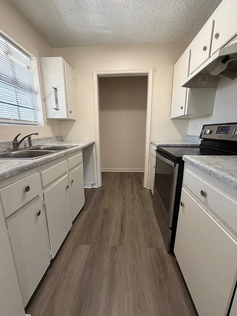 501 Sweetbriar St - Unit D — Photo 2