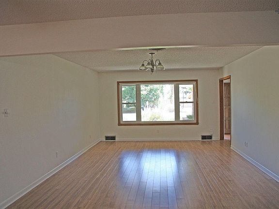 3rd image of 1408 Stratford Ln