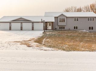 8819 Harvest Hills Dr, Bismarck, ND 58503