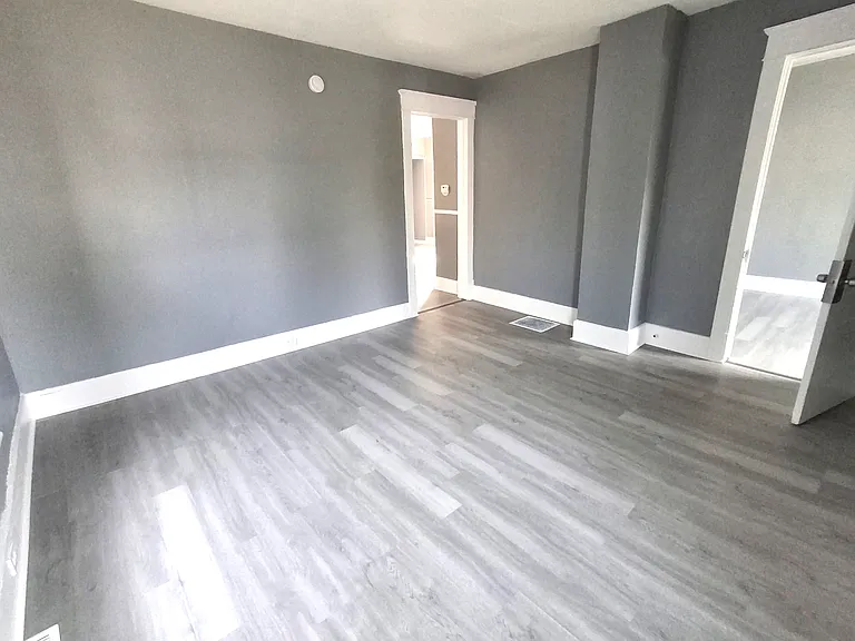 543 E 14th St #1 — Photo 9