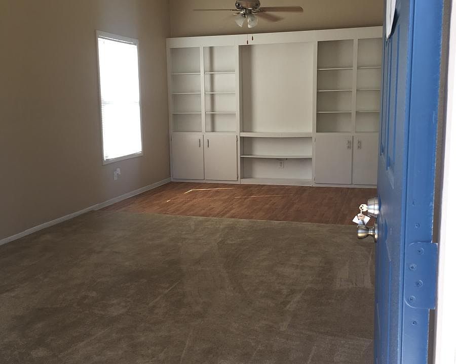 Livingroom w/ bookcase