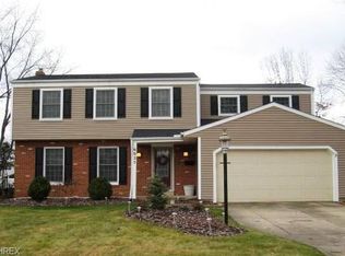 6025 Sherwood Dr, North Olmsted, OH