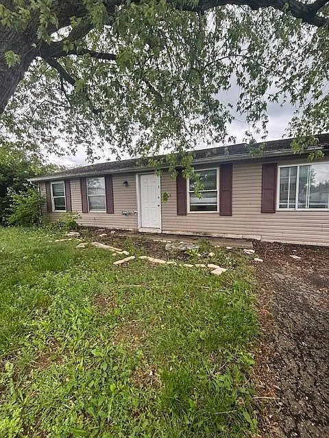 3 bed, 1.0 bath, 1196 sqft, $1,600 — Photo 1