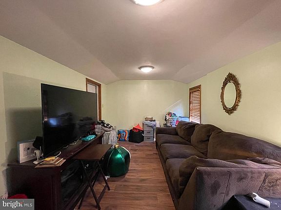 5th image of 618 Upper St