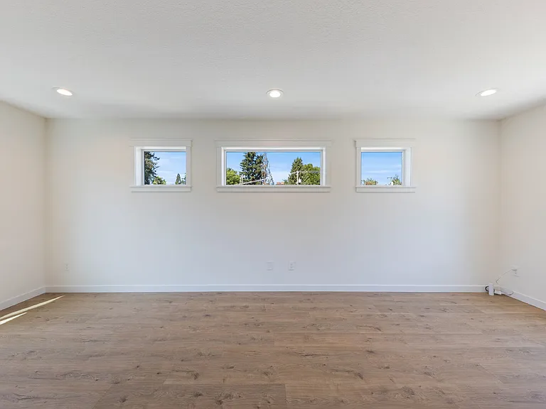 210 NE Ford St — Photo 10