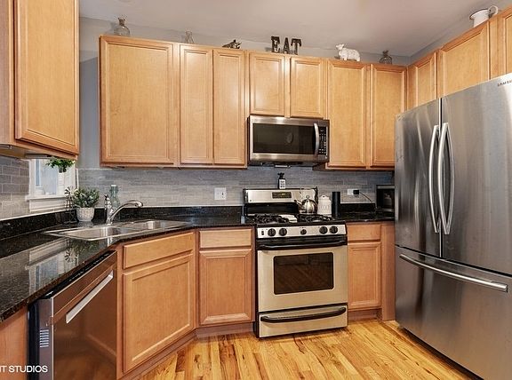 5th image of 966 W Cuyler Ave APT 1N