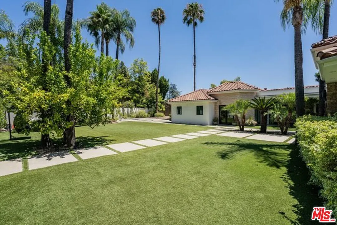 6 bed, 5.5 bath, 5300 sqft, $19,950 — Photo 3
