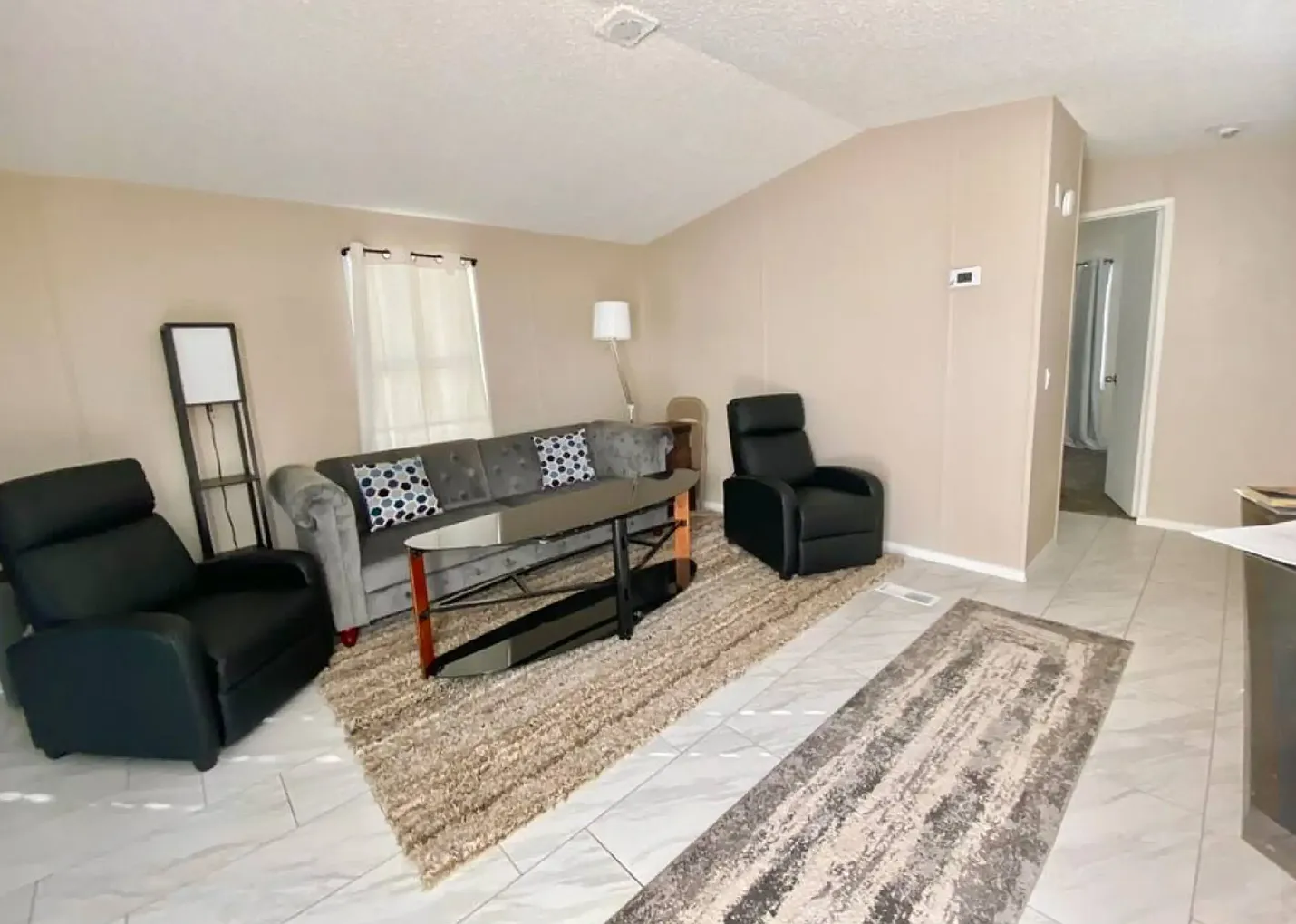 2 bed, 896 sqft, $1,200 — Photo 2