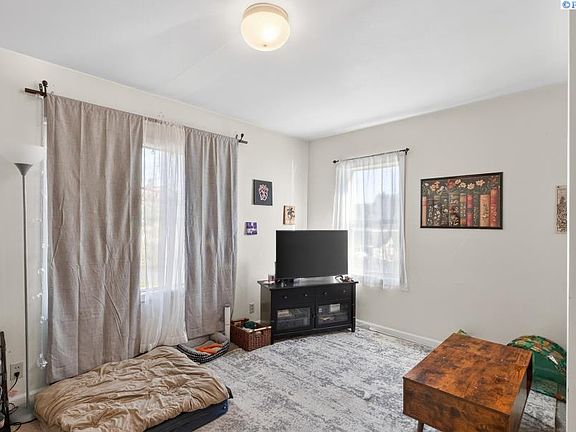 5th image of 732 NW Ritchie St